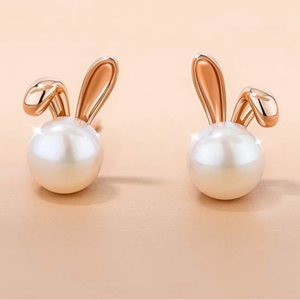 Easter Bunny stud Earrings! Pierced ears! New in package! Pearl with gold accent